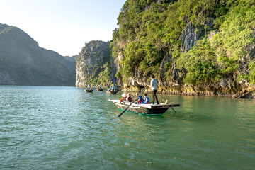 Fototapeta na wymiar Tourists visit on Ha Long Bay in Quang Ninh province, Vietnam