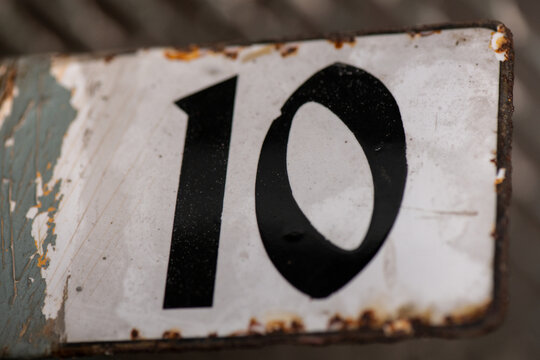 Nummer 10, alte Blechtafel