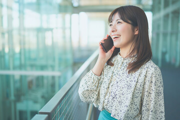 スマートフォンで通話する女性