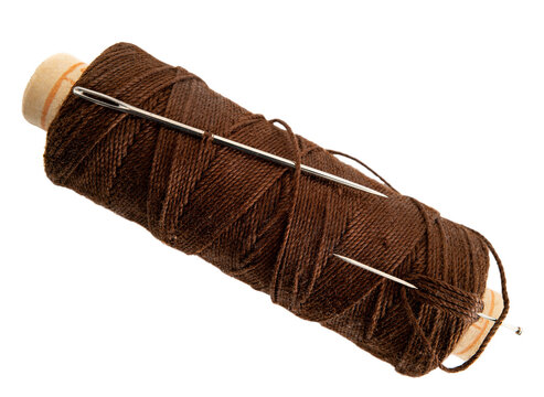 bobine de fil couture marron et aiguilles sur fond transparent