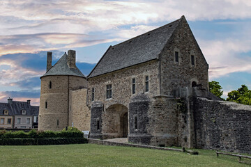 Fototapeta na wymiar Saint-Sauveur-le-Vicomte. Porte d'entrée sur les ruines du donjon de l'ancien château. Manche. Normandie 