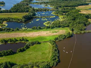 Luftaufnahme mit Landschaft des Naturschutzgebietes Loosdrechtse Plassen bei Loosdrecht. Provinz Nordholland in den Niederlanden