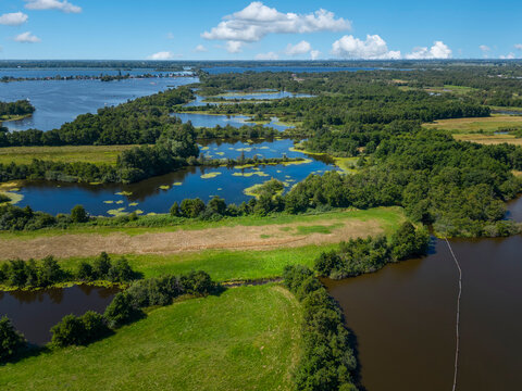 Luftaufnahme mit Landschaft des Naturschutzgebietes Loosdrechtse Plassen bei Loosdrecht. Provinz Nordholland in den Niederlanden
