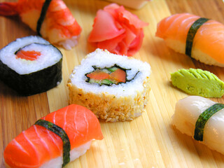 Présentation de plusieurs sortes de sushi