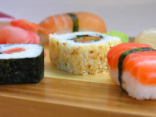 Présentation de plusieurs sortes de sushi