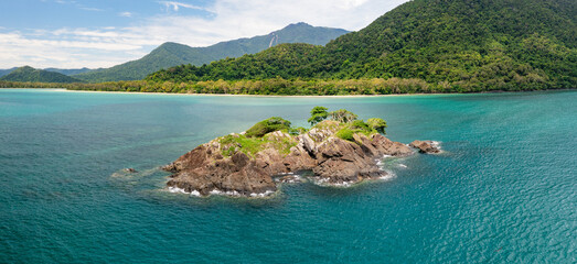 Fototapeta premium Small reef island in the tropical Daintree National Park