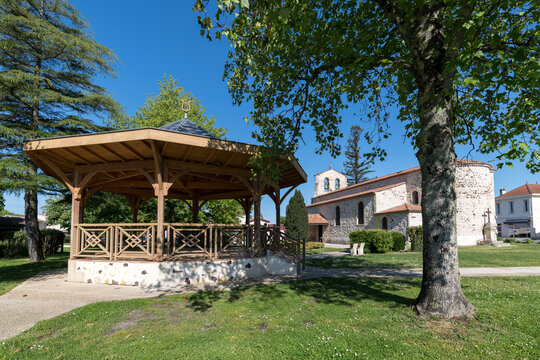Lacanau (Gironde, France). Kiosque à musique et église Saint-Vincent