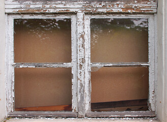 Altes verwittertes , eingeschlagenes Holzfenster mit provisorische Lösung