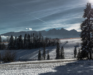 Zimowy widok na Tatry z przełęczy Łapszanka
