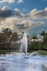 Obraz premium View of a small lake in the heart of a nice park in a city in Florida in the United States