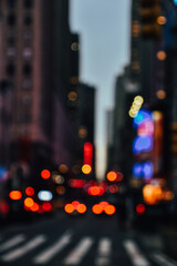 Fotografía vertical borrosa de las luces brillando en las calles de Manhattan, Nueva York, Estados...