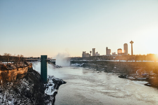 Foto del atardecer en las Cataratas del Niagara entre Estados Unidos y Canad&aacute;.