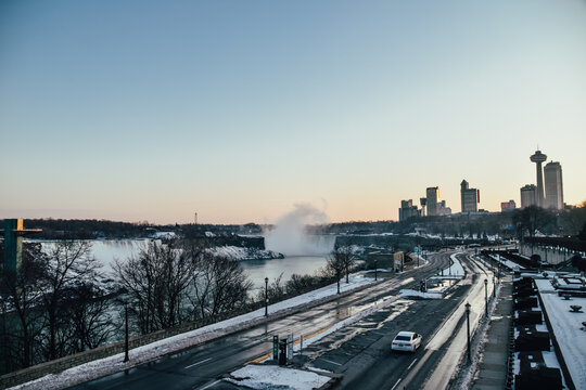 Foto del atardecer en Niagara Falls entre Estados Unidos y Canad&aacute;.