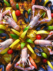 Plat classique d'Espagne, paella de fruits de mer dans une casserole traditionnelle sur fond de...