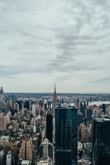 Fotografía en vertical del skyline de Manhattan, Nueva York, Estados Unidos, con el Empire State Building desde The Edge.