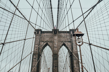 Foto del Puente de Brooklyn sin gente en Manhattan, Nueva York, Estados Unidos.