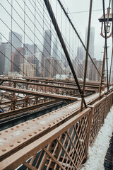 Fototapeta premium Foto de los rascacielos de Manhattan a través del Puente de Brooklyn en Nueva York, Estados Unidos.