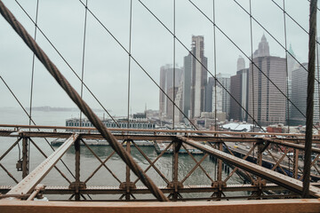 Foto de los rascacielos de Manhattan desde el Puente de Brooklyn, Nueva York, Estados Unidos.
