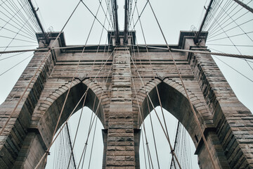 Foto del Puente de Brooklyn sin gente en Manhattan, Nueva York, Estados Unidos.