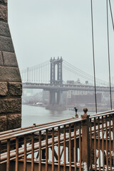 Foto del Puente de Manhattan desde el Puente de Brooklyn en Manhattan, Nueva York, Estados Unidos.