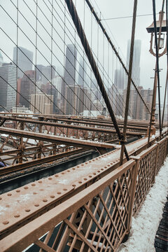 Foto de los rascacielos de Manhattan a través del Puente de Brooklyn en Nueva York, Estados Unidos.