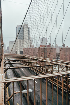 Foto de la carretera de debajo del Puente de Brooklyn en Manhattan, Nueva York, Estados Unidos.