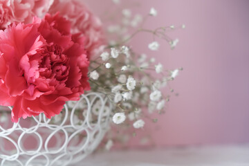 白いカゴに飾ったカーネーション