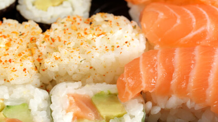 plat de sushi et maki, en gros plan, sur une table
