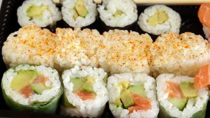 plat de sushi et maki, en gros plan, sur une table
