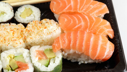 plat de sushi et maki, en gros plan, sur une table