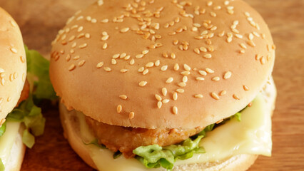 burger au poisson, en gros plan, sur une table