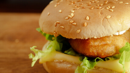 burger au poisson, en gros plan, sur une table