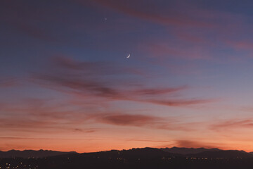 cielo al anochecer con luna creciente
