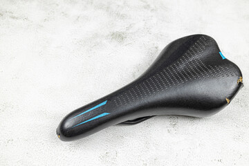 Obraz premium Used bicycle seat above grey marble background with copy space