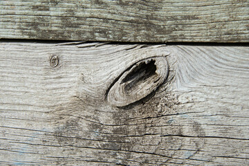 vergrautes Holzbrett mit Astloch