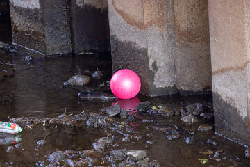 川に落ちたピンクのボール