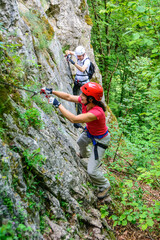 Obraz premium Unterwegs im Klettersteig - Felsquerung mit Absicherung