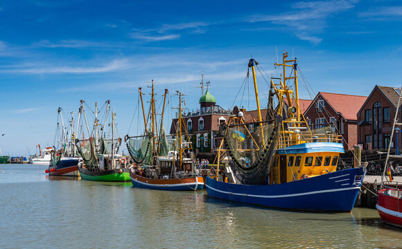 Krabbenkutter im historischen Hafen von Neuharlingersiel, Deutschland