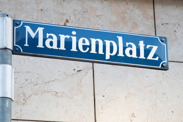 Marienplatz Straßenschild in der Münchner Innenstadt