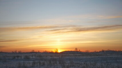 Fototapeta na wymiar Red sky in the morning in the field