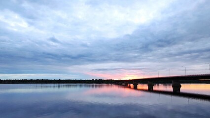 Fototapeta na wymiar Sonnenuntergang hinter einer Brücke