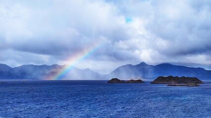 Regenbogen über Norwegens Fjorde