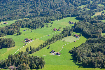 Fototapeta na wymiar Einzelne Häuser und Bauernhöfe in der Obwaldner Landschaft (Luftaufnahme), Kanton Obwalden, Schweiz