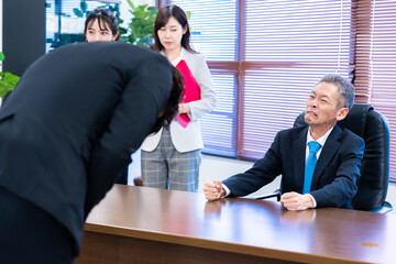 謝罪をするビジネスマン