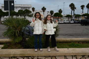 Fototapeta na wymiar Ritratto di moda di sorelle gemelle di 8 anni.