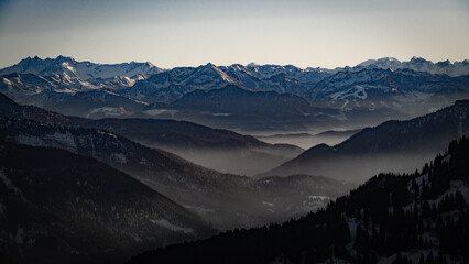 Ausblick in die Berge von einem bayerischen Gipfel (Deutschland)