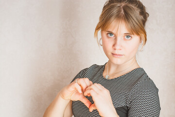 Mädchen formt Herz mit den Händen