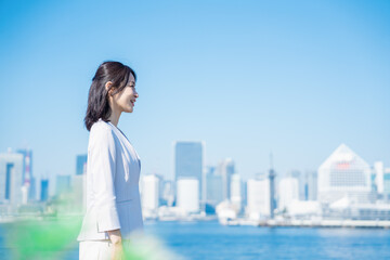 外を歩くビジネスウーマン