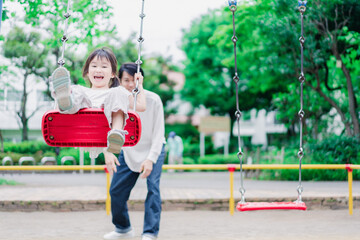 パパと公園で遊ぶ女の子