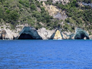 K&uuml;sten mit H&ouml;hle